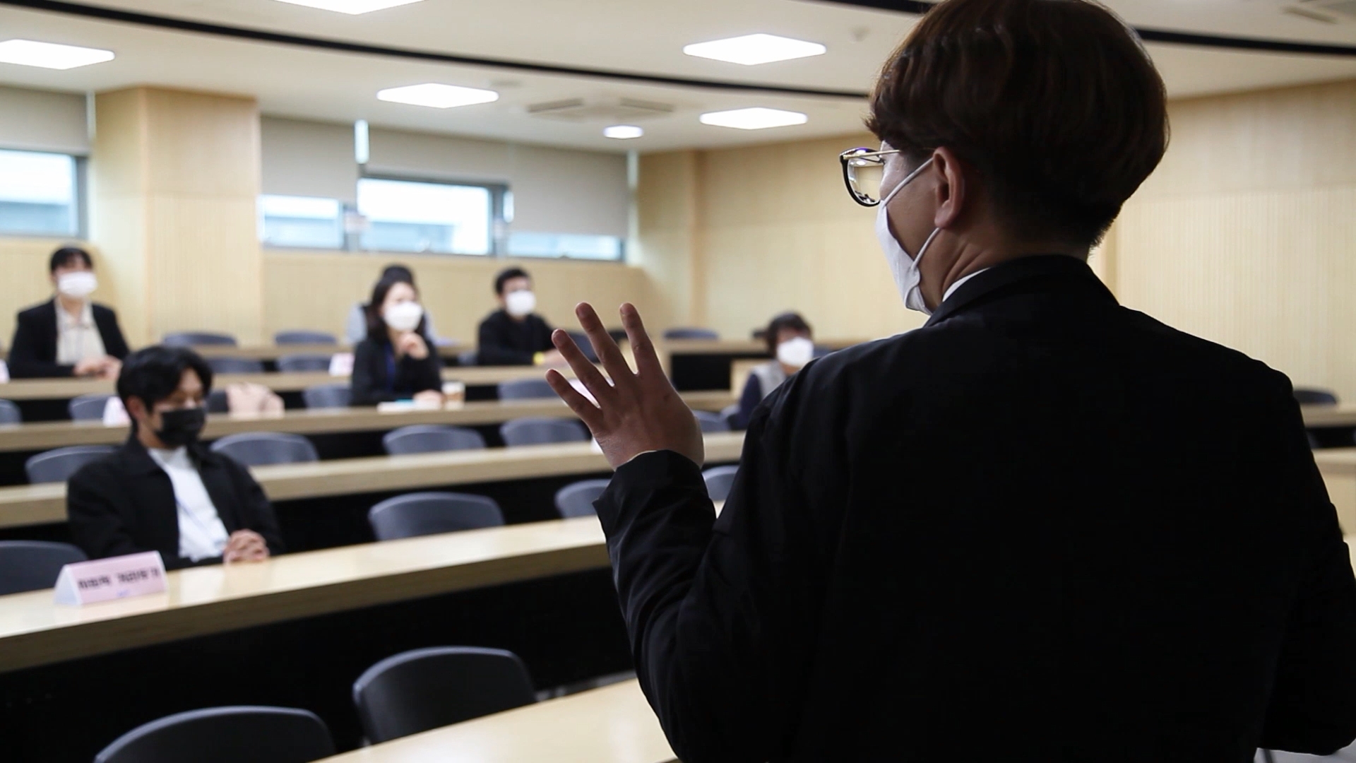 마케팅 강의 현장 — 영화적 구도